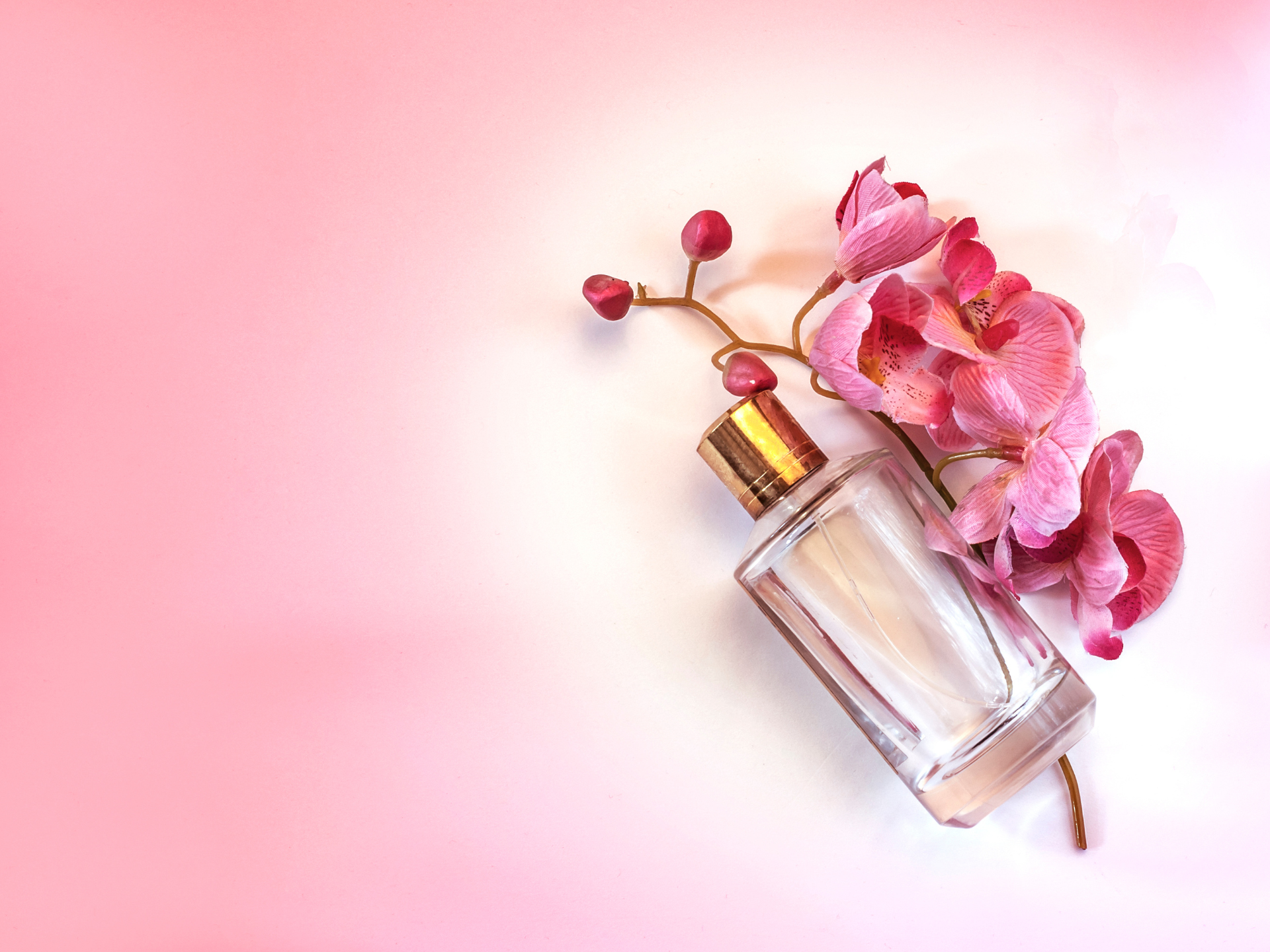 perfumy damskie z rozowym kwiatkiem